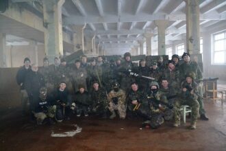 Команда LASERWAR в ожидании боя в индустриальных декорациях