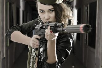 Девушка с винтовкой LASERWAR в индустриальном коридоре