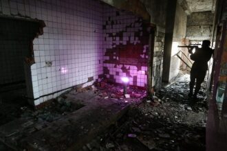 Боец LASERWAR прицеливается в разрушенном здании