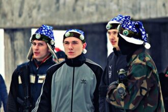 Новогодний лазертаг: команда в праздничных шапках