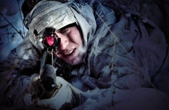 Боец LASERWAR сквозь прицел в зимнем лесу