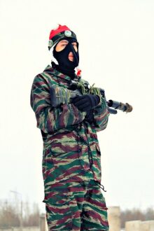 Боец LASERWAR в маске и новогодней шапке