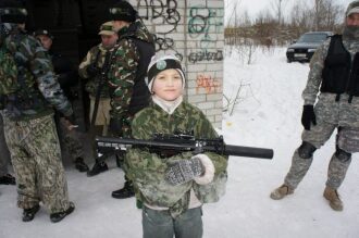 Юный боец LASERWAR с винтовкой в снегу