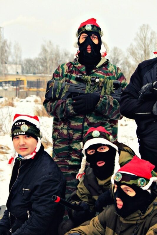 Команда LASERWAR в праздничных шапках готова к бою