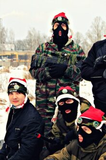 Команда LASERWAR в праздничных шапках готова к бою