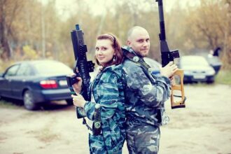 Пара с оружием LASERWAR готова к игре