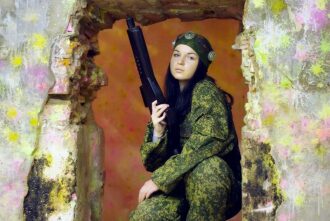 Девушка-боец LASERWAR в камуфляже с винтовкой