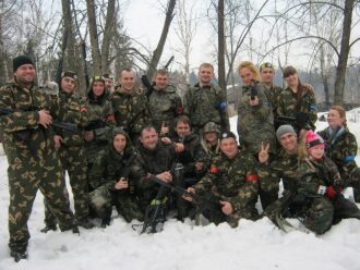 Снежная команда LASERWAR позирует с оружием