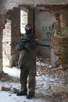 Боец LASERWAR в разрушенном здании с винтовкой