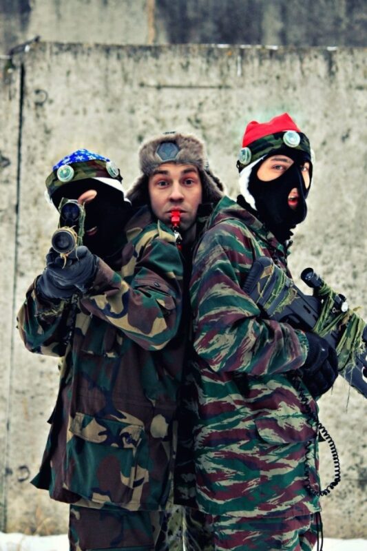 Трио бойцов LASERWAR в масках и зимней экипировке