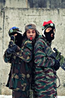Трио бойцов LASERWAR в масках и зимней экипировке