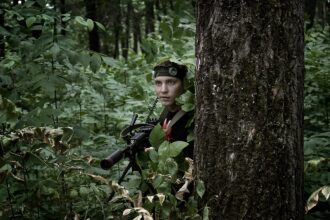 Боец LASERWAR за деревом в лесу