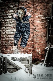 Боец в маске прыгает через снежный заслон