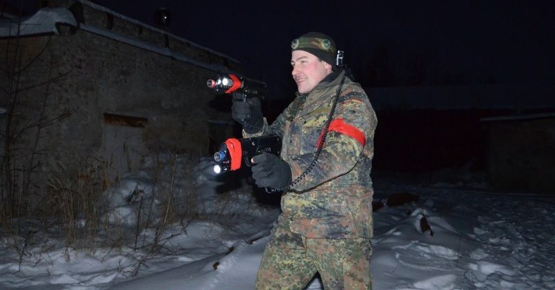 Ночной бой: боец с двумя LASERWAR винтовками