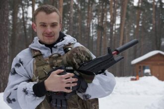 Зимний боец LASERWAR с винтовкой готов к сражению