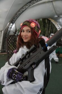 Юная воительница LASERWAR с яркой повязкой