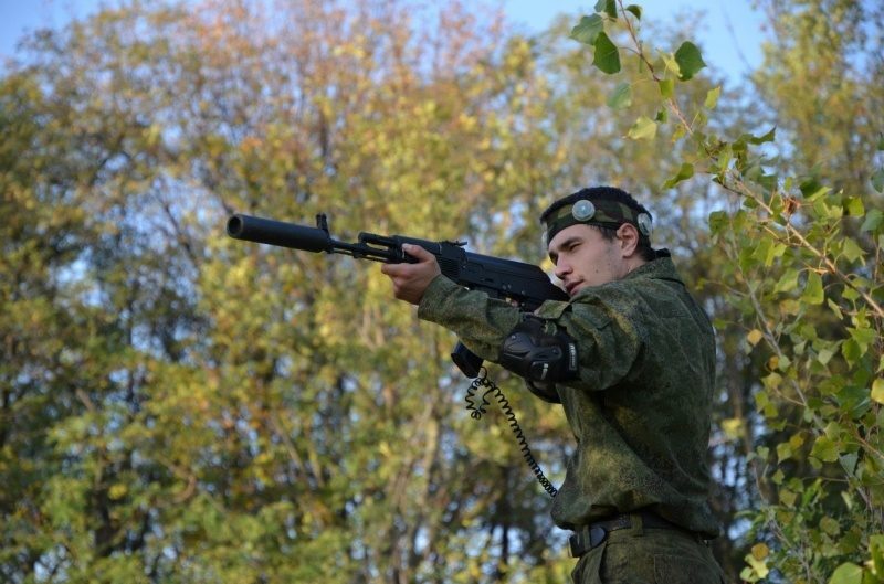 Лазертаг-боец LASERWAR целится из винтовки