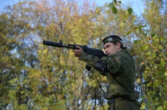 Лазертаг-боец LASERWAR целится из винтовки