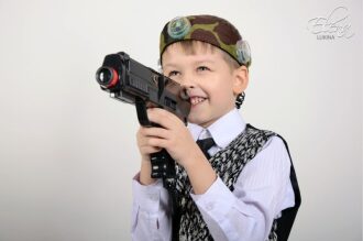 Маленький стрелок LASERWAR целится