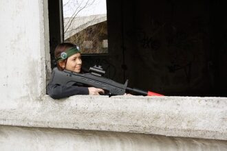 Девушка с лазертаг-винтовкой LASERWAR в окне
