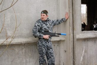 Игрок LASERWAR готовится к бою у стены