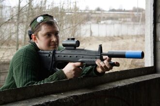 Лазертаг-снайпер LASERWAR в ожидании цели