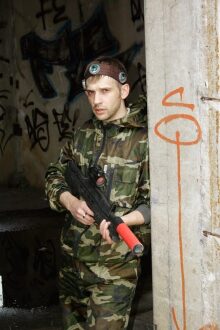 Игрок LASERWAR с винтовкой в бетонном укрытии