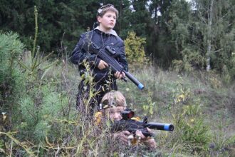 Юные бойцы LASERWAR в лесной засаде