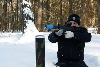 Зимняя охота: игрок LASERWAR с винтовкой на прицеле