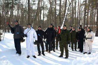 Команда LASERWAR в заснеженном лесу