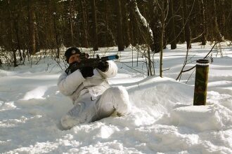Снежный снайпер LASERWAR выслеживает цель в лесу