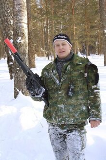 Зимний бой: игрок LASERWAR с футуристическим оружием