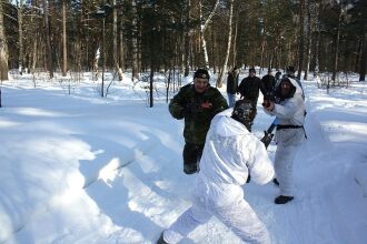 Зимний лазертаг: битва в заснеженном лесу
