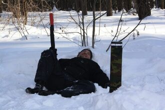 Лазертаг в снегу: игрок LASERWAR отдыхает после боя