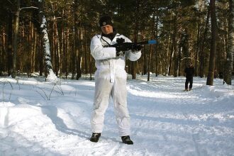 Снежный страж LASERWAR с бластером в лесу