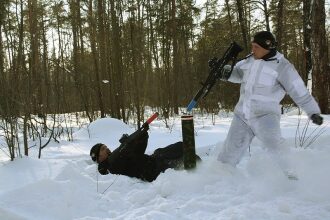 Снежная схватка: игроки LASERWAR в зимнем лесу