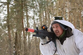 Снежный снайпер LASERWAR: прицельный выстрел в лесу
