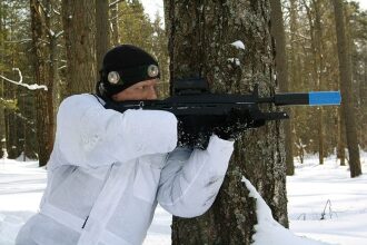 Снайпер LASERWAR в зимней маскировке у дерева