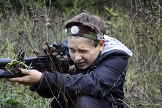 Юный снайпер LASERWAR в засаде у травы