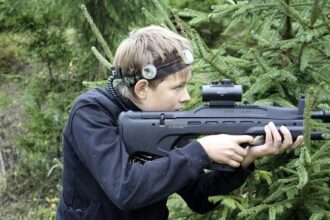 Юный стрелок LASERWAR в лесной засаде