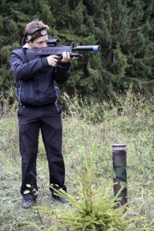 Прицельный выстрел: юный игрок LASERWAR в лесу