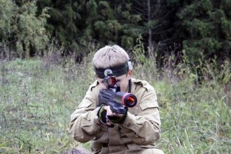 Прицел LASERWAR: юный стрелок в лесной засаде