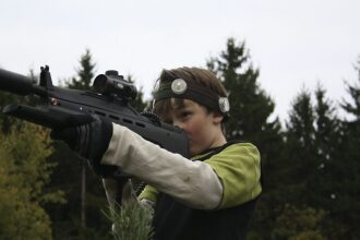 Прицел LASERWAR: юный снайпер наготове в лесу