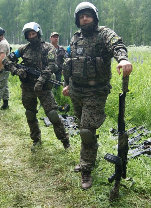 Два бойца LASERWAR в камуфляже и шлемах