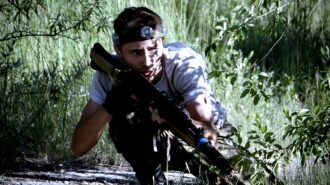 Скрытный маневр: игрок LASERWAR в засаде