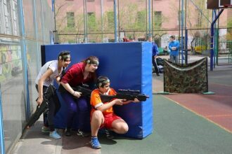 Лазертаг-команда в синем укрытии