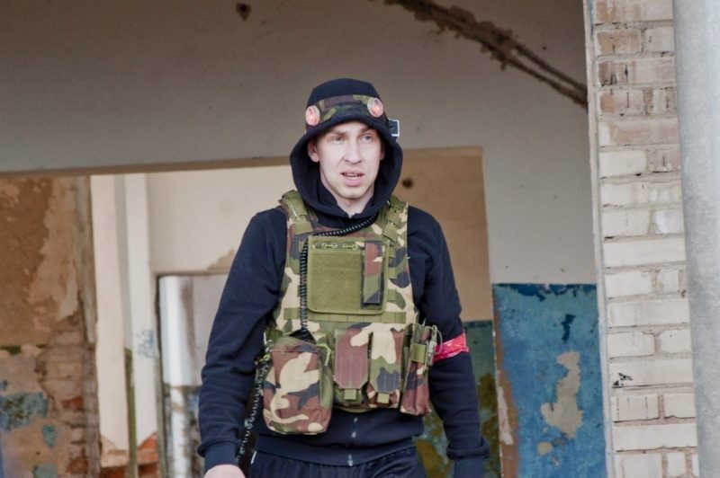 Игрок LASERWAR в тактическом жилете и кепке