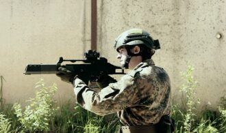 Игрок LASERWAR с прицелом готов к бою