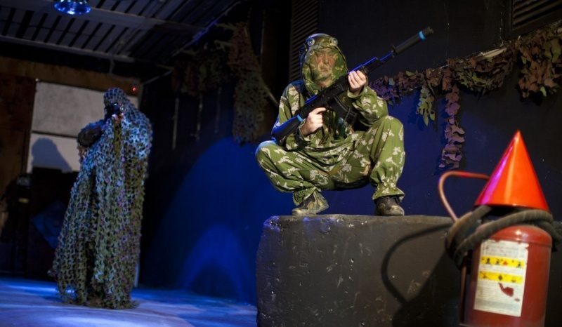Два бойца LASERWAR в полной боевой готовности