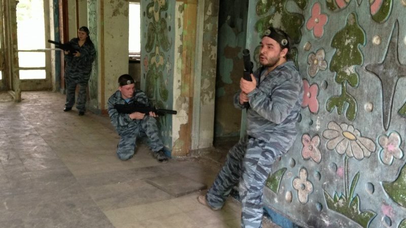 Лазертаг-бойцы в заброшенном здании